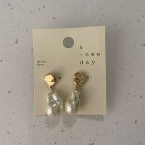 A new day pearl earrings NWT